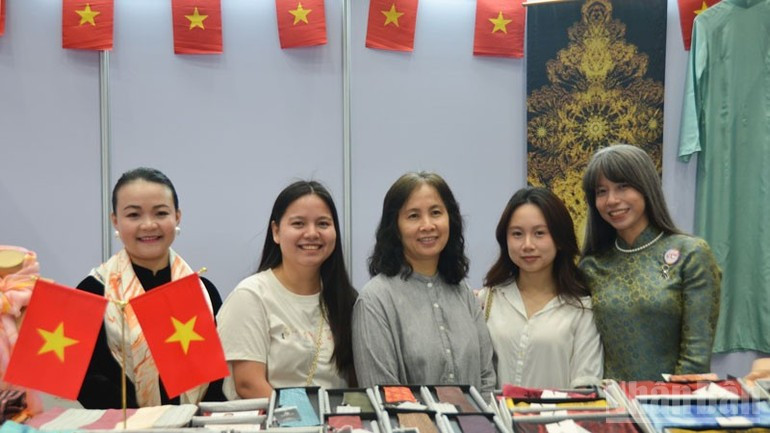 La cónyuge del embajador vietnamita en Tailandia (primera por la derecha) y empleadas de la misión diplomática.