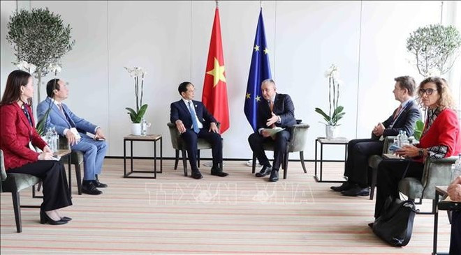 El viceprimer ministro vietnamita Bui Thanh Son se entrevista con el comisario europeo de Asociaciones Internacionales, Jozef Sikela. (Foto: VNA) El viceprimer ministro vietnamita Bui Thanh Son se entrevista con el comisario europeo de Asociaciones Internacionales, Jozef Sikela. (Foto: VNA)