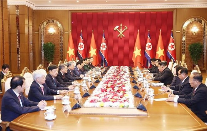 Vista de la reunión entre el secretario general del Partido Comunista de Vietnam, To Lam, y el secretario general del Partido del Trabajo de Corea y presidente de la Comisión de Asuntos Estatales del país anfitrión, Kim Jong Un. (Foto: VNA) Vista de la reunión entre el secretario general del Partido Comunista de Vietnam, To Lam, y el secretario general del Partido del Trabajo de Corea y presidente de la Comisión de Asuntos Estatales del país anfitrión, Kim Jong Un. (Foto: VNA)