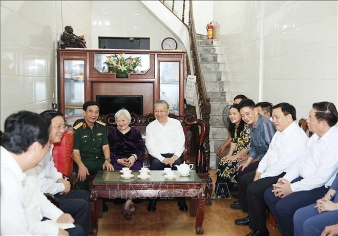 El secretario general del Partido Comunista de Vietnam, To Lam, visita a la Madre Heroica Vietnamita Nguyen Thi Oanh. (Foto: VNA) El secretario general del Partido Comunista de Vietnam, To Lam, visita a la Madre Heroica Vietnamita Nguyen Thi Oanh. (Foto: VNA)