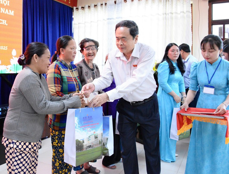 El presidente de la Asamblea Nacional de Vietnam, Tran Thanh Man, entrega paquetes de regalos a familias beneficiarias de políticas sociales, personas con méritos revolucionarios, niños y hogares desfavorecidos de minorías étnicas en la comuna de My Hoa Hung. (Foto: Nhan Dan) El presidente de la Asamblea Nacional de Vietnam, Tran Thanh Man, entrega paquetes de regalos a familias beneficiarias de políticas sociales, personas con méritos revolucionarios, niños y hogares desfavorecidos de minorías étnicas en la comuna de My Hoa Hung. (Foto: Nhan Dan)