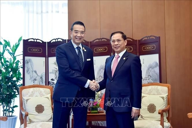 El vicepremier y canciller de Vietnam, Bui Thanh Son (derecha), y el ministro de Relaciones Exteriores de Tailandia, Maris Sangiampongsa. (Foto: VNA) El vicepremier y canciller de Vietnam, Bui Thanh Son (derecha), y el ministro de Relaciones Exteriores de Tailandia, Maris Sangiampongsa. (Foto: VNA)
