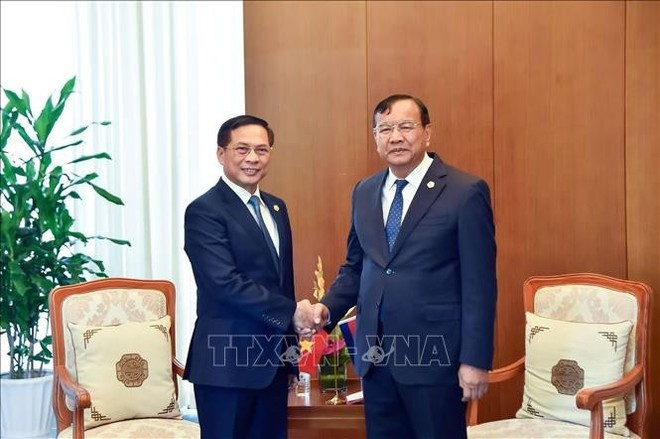 El vicepremier y canciller de Vietnam, Bui Thanh Son (izquierda), y el vicepremier y ministro de Relaciones Exteriores y Cooperación Internacional de Camboya, Prak Sokhonn. (Foto: VNA) El vicepremier y canciller de Vietnam, Bui Thanh Son (izquierda), y el vicepremier y ministro de Relaciones Exteriores y Cooperación Internacional de Camboya, Prak Sokhonn. (Foto: VNA)