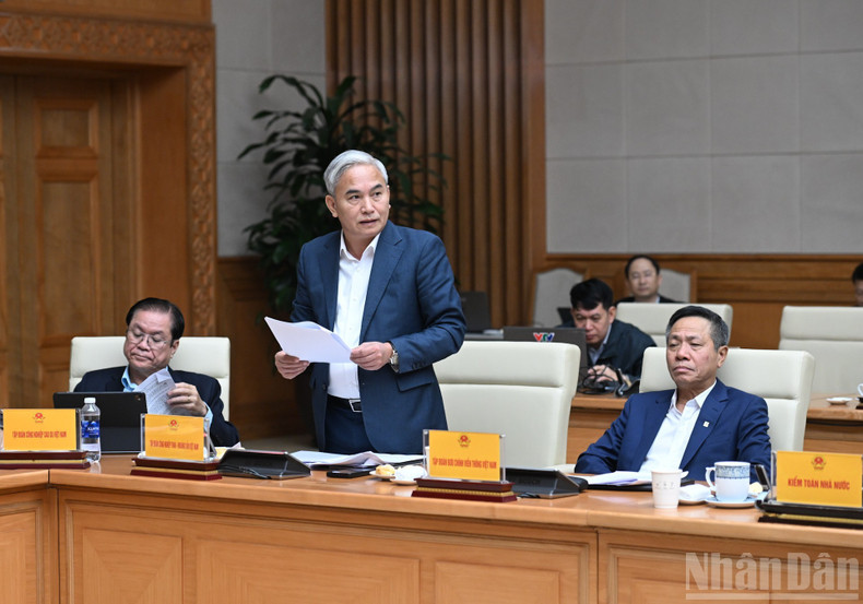 El director general del Grupo Nacional de Industrias de Carbón y Minerales de Vietnam (TKV), Vu Anh Tuan, en su intervención.