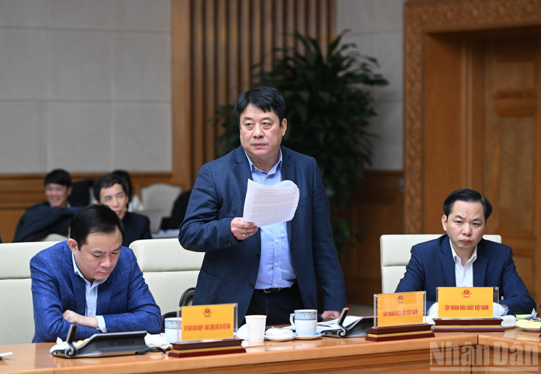 El director general de la Corporación de Electricidad de Vietnam (EVN), Nguyen Anh Tuan, aporta opiniones.