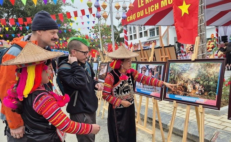 Visitantes a una exposición fotográfica en el marco del evento.