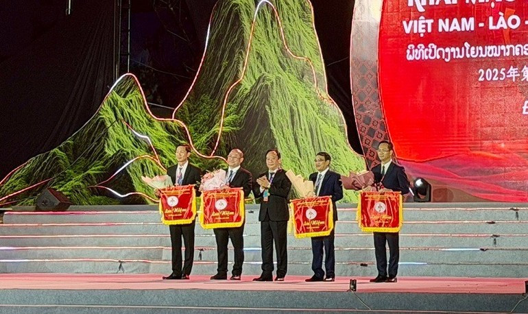 Nguyen Minh Phu, vicepresidente del Comité Popular de Dien Bien, entrega estandartes de recuerdo a las delegaciones.