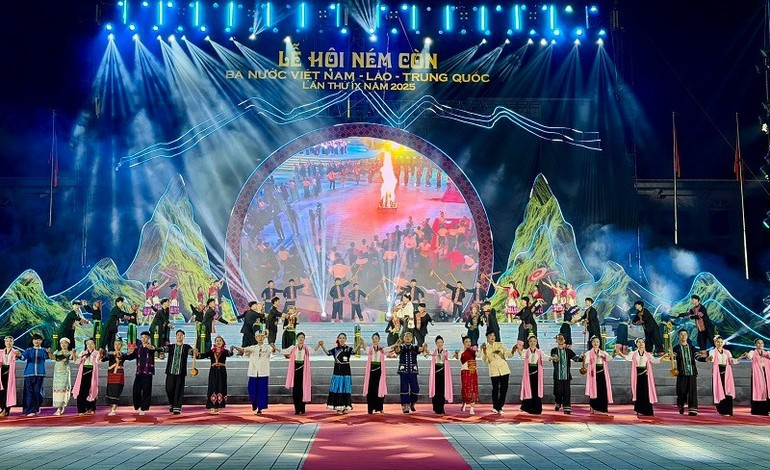 Actores y artesanos en la ceremonia inaugural del festival.