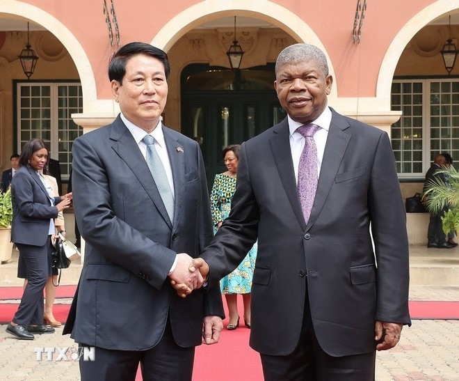 El presidente de Vietnam, Luong Cuong (izquierda), se reúne con su homólogo angoleño João Manuel Gonçalves Lourenço, en agosto de 2025. (Foto: VNA)