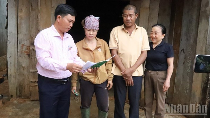 Funcionarios del Banco de Políticas Sociales de Cu M'gar visitan a ciudadanos para enseñarles el desembolso efectivo de préstamos preferenciales.