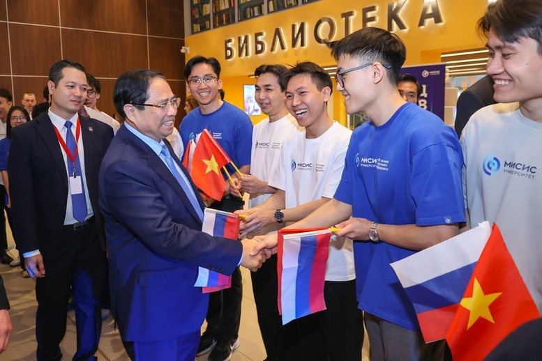 El primer ministro de Vietnam, Pham Minh Chinh, y estudiantes de la Universidad Nacional de Ciencia y Tecnología MISIS. (Foto: VGP)