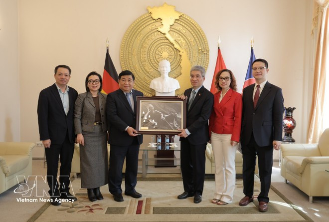 El viceprimer ministro vietnamita Nguyen Chi Dung y representantes de la Embajada de Hanói en Alemania. (Foto: VNA)