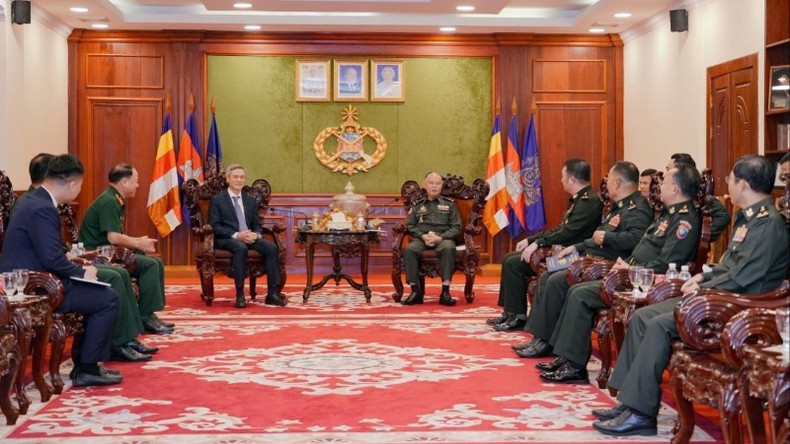 El embajador de Vietnam, Nguyen Minh Vu, se reúne con el general Mao Sophan, subcomandante de las Fuerzas Armadas Reales de Camboya y comandante del Ejército Real, con motivo del tradicional Año Nuevo Choul Chnam Thmey 2026. (Foto: Nhan Dan)