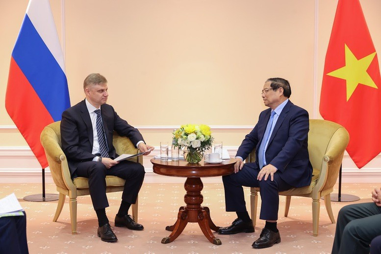 El primer ministro de Vietnam, Pham Minh Chinh, conversa con el director general de RZD, Oleg Belozyorov. (Foto: VGP)