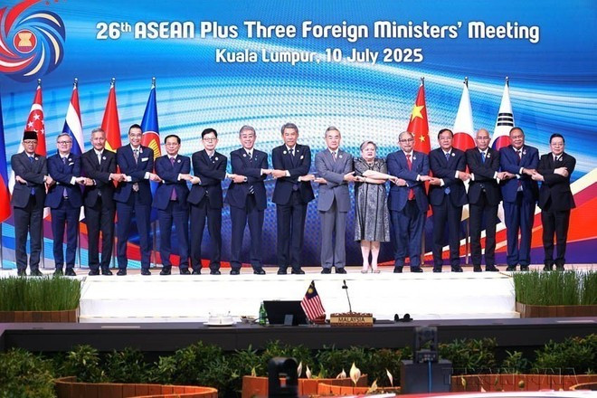 El vicepremier y canciller de Vietnam, Bui Thanh Son, posa para una foto con los ministros de Relaciones Exteriores de la Asean+3. (Foto: VNA) El vicepremier y canciller de Vietnam, Bui Thanh Son, posa para una foto con los ministros de Relaciones Exteriores de la Asean+3. (Foto: VNA)