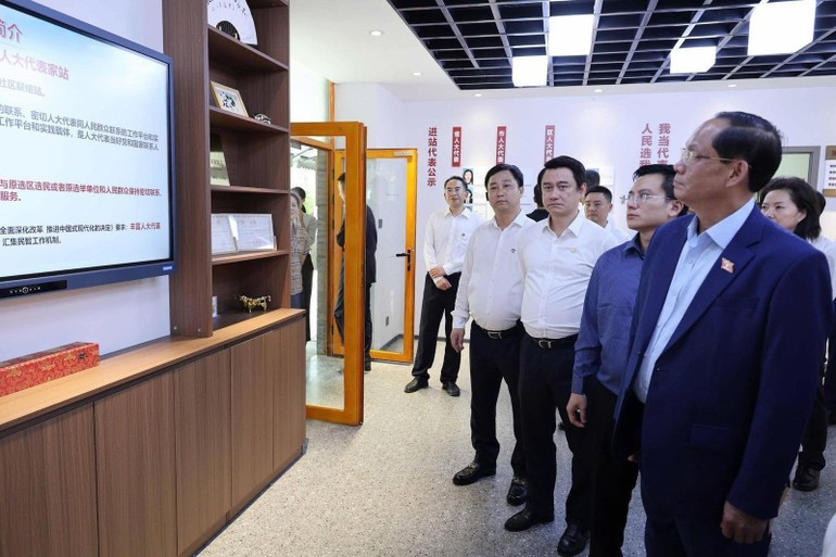 El vicepresidente de la Asamblea Nacional Tran Quang Phuong y su delegación en una de las varias agencias que visitan en Sichuan. (Foto: VNA) El vicepresidente de la Asamblea Nacional Tran Quang Phuong y su delegación en una de las varias agencias que visitan en Sichuan. (Foto: VNA)