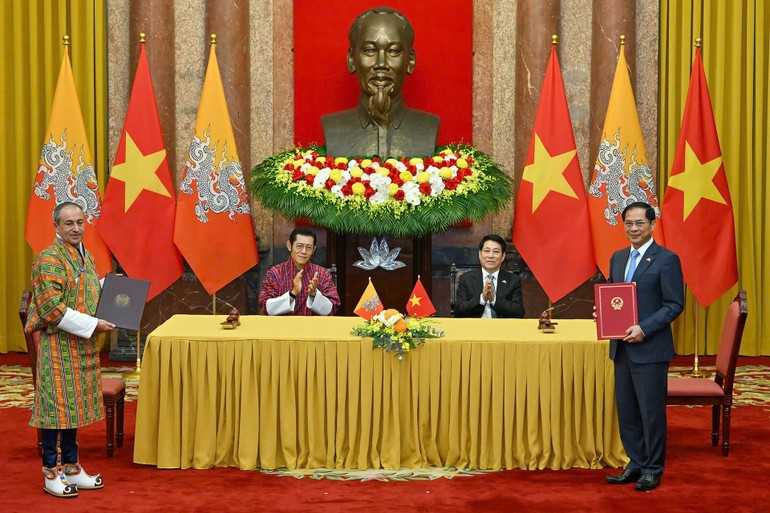 El presidente de Vietnam, Luong Cuong, y el rey de Bután, Jigme Khesar Namgyel Wangchuck, presencian la firma de un memorando de entendimiento sobre el marco de cooperación entre los dos Gobiernos. (Foto: Nhan Dan) El presidente de Vietnam, Luong Cuong, y el rey de Bután, Jigme Khesar Namgyel Wangchuck, presencian la firma de un memorando de entendimiento sobre el marco de cooperación entre los dos Gobiernos. (Foto: Nhan Dan)