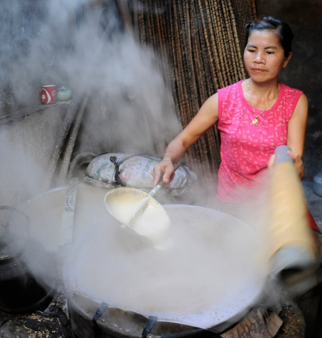 Etapa de estirado de las obleas de arroz para rollitos.
