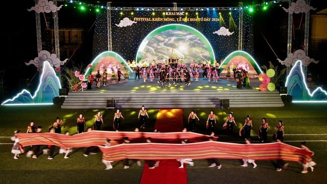 El festival de este año se destaca por el programa artístico con una actuación en conjunto de 500 artistas. (Foto: VNA)