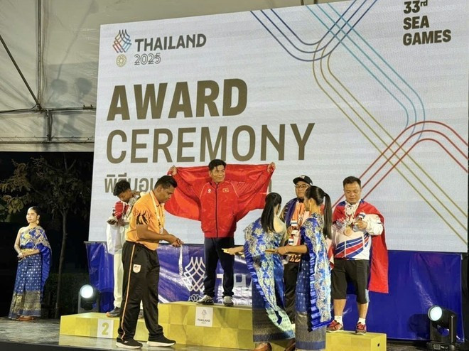 Nguyen Van Dung venció a su oponente indonesio en la final de tiro masculino y consiguió el primer oro de Vietnam en petanca. (Foto: VNA)