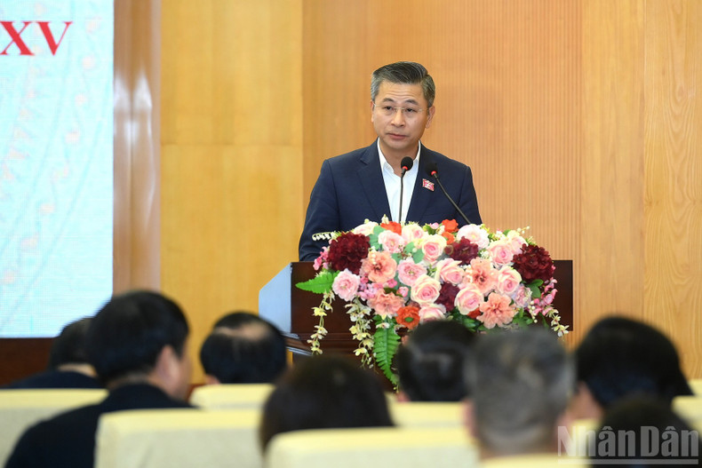 El diputado Nguyen Phi Thuong interviene en la reunión.