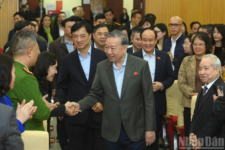 El secretario general del Partido Comunista de Vietnam, To Lam, y diputados hanoyenses llegan al encuentro.