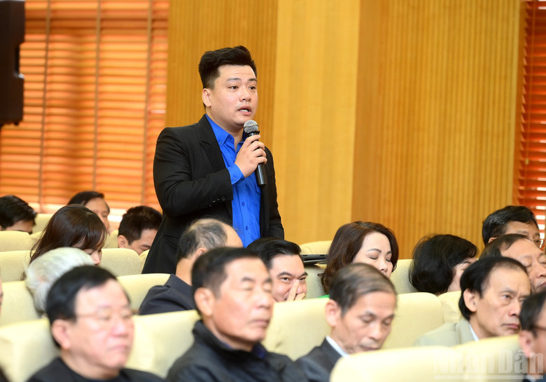 Representantes del electorado de Hanói aportan opiniones.