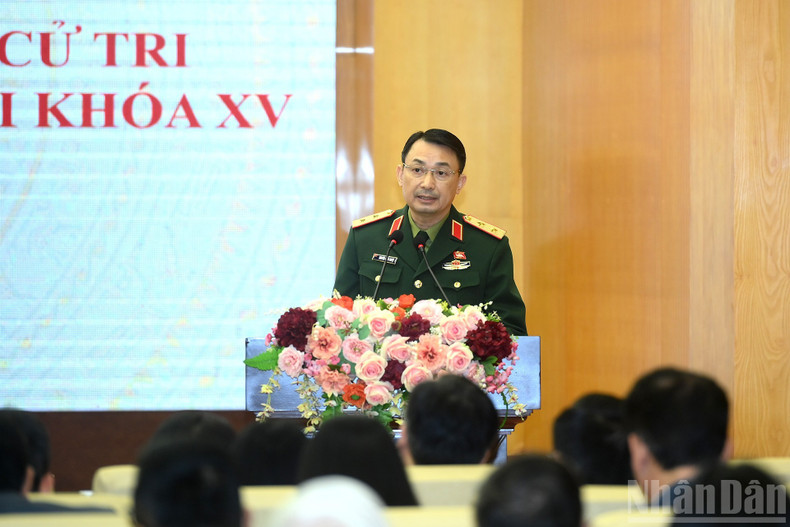 El diputado Nguyen Quoc Duyet presenta un informe.