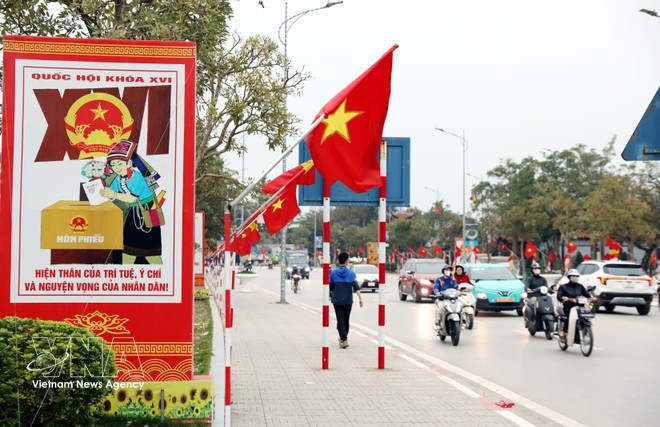 Banderas y estandartes nacionales ondean en las calles de la provincia de Lang Son. (Foto: VNA)