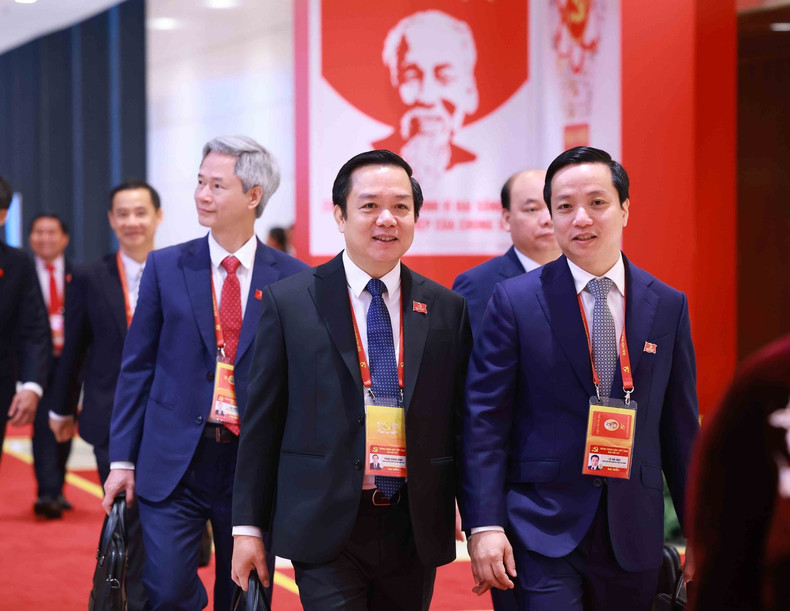 Delegados del XIV Congreso Nacional del Partido acuden a la sesión preparatoria del evento.