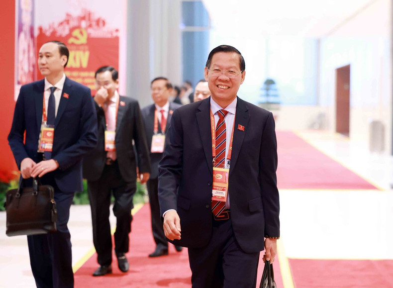 Delegados del XIV Congreso Nacional del Partido acuden a la sesión preparatoria del evento.