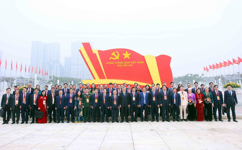 Los delegados posan para fotos.