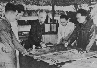 En diciembre de 1953, el Comité Central del Partido y el Presidente Ho Chi Minh decidieron abrir un frente estratégico con la determinación de: destruir el sistema de fortalezas francesas en Dien Bien Phu.