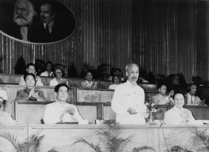 El tercer Congreso Nacional del Partido se celebró en Hanói del 5 al 12 de septiembre de 1960, con 525 delegados representando a los más de 500 mil miembros del Partido. El Congreso eligió a Ho Chi Minh para continuar como presidente del Partido y a Le Duan como primer secretario del Comité Central. También trazó la dirección para construir el socialismo en el norte y liberar el sur para la reunificación del país. En la imagen: El Presidente Ho Chi Minh y los compañeros Le Duan y Truong Chinh en el tercer Congreso Nacional del Partido.