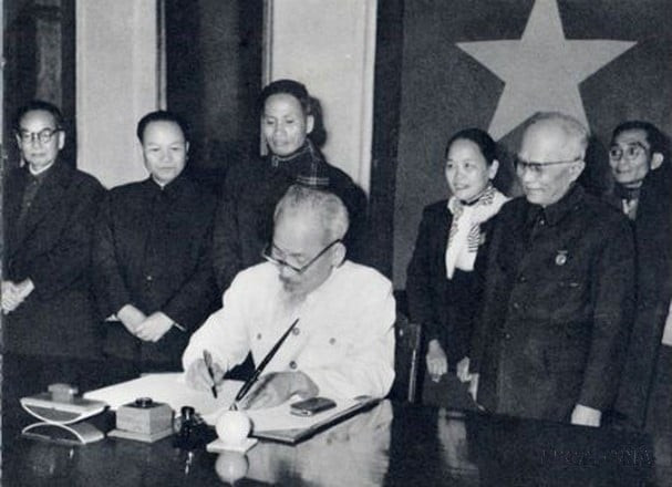 El Presidente Ho Chi Minh firma el 1 de enero de 1960 el decreto que anunciaba la Constitución de 1959. Esa carta magna fortaleció el espíritu de la de 1946, adaptándose a la realidad del país tras la victoria de la revolución antiimperialista y antifeudal, y reflejando los valores de la nación vietnamita.