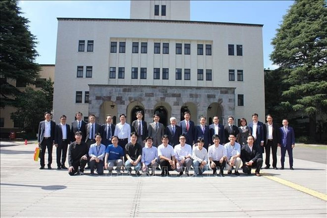 El presidente del Frente de la Patria de Vietnam, Do Van Chien, se reúne con jóvenes vietnamitas que asisten a la Universidad de Ciencias de Tokio. (Foto: VNA) El presidente del Frente de la Patria de Vietnam, Do Van Chien, se reúne con jóvenes vietnamitas que asisten a la Universidad de Ciencias de Tokio. (Foto: VNA)