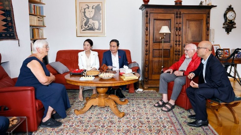 El presidente de la Asamblea Nacional de Vietnam, Tran Thanh Man, y su esposa, visitan a la familia de Jacques Savary. (Foto: VNA) El presidente de la Asamblea Nacional de Vietnam, Tran Thanh Man, y su esposa, visitan a la familia de Jacques Savary. (Foto: VNA)