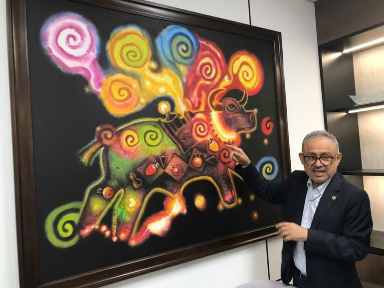 El embajador de El Salvador en Vietnam, Rubén Omar Orozco Burgos, presenta la obra que regala al Museo de la Mujer del país indochino. (Foto: Khac Kien) El embajador de El Salvador en Vietnam, Rubén Omar Orozco Burgos, presenta la obra que regala al Museo de la Mujer del país indochino. (Foto: Khac Kien)