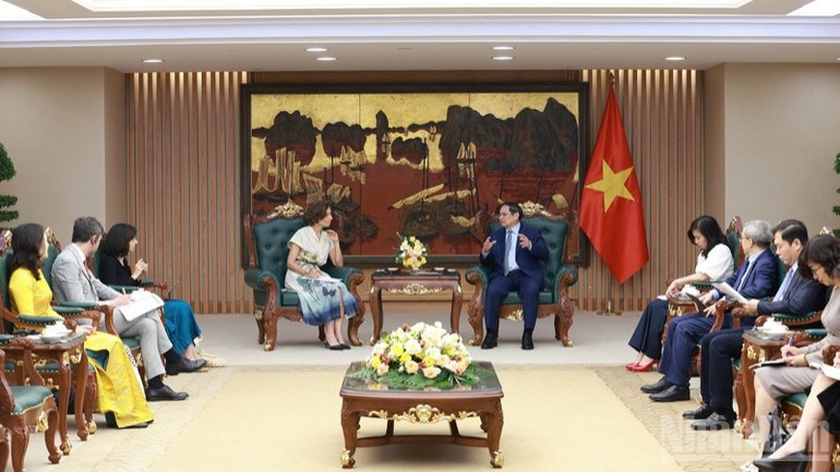 El primer ministro de Vietnam, Pham Minh Chinh, conversa con la directora general de la Unesco, Audrey Azoulay. (Fotografía: Nhan Dan) El primer ministro de Vietnam, Pham Minh Chinh, conversa con la directora general de la Unesco, Audrey Azoulay. (Fotografía: Nhan Dan)