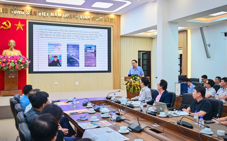 Ngo Viet Anh, director del Centro para el Desarrollo de los Medios, presenta a los visitantes las actividades destacadas de Nhan Dan en los últimos tiempos. Ngo Viet Anh, director del Centro para el Desarrollo de los Medios, presenta a los visitantes las actividades destacadas de Nhan Dan en los últimos tiempos.