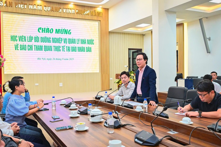 Vu Mai Hoang, jefe del Departamento de Tecnología y presidente de la Asociación de Periodistas en el periódico Nhan Dan, habla en la cita. Vu Mai Hoang, jefe del Departamento de Tecnología y presidente de la Asociación de Periodistas en el periódico Nhan Dan, habla en la cita.