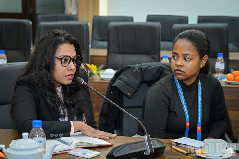 Una reportera habla en la reunión. (Foto: Nhan Dan)