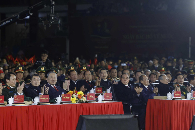 El secretario general del Partido, To Lam, junto con dirigentes y exdirigentes del Partido y del Estado, sigue el programa en Cao Bang.