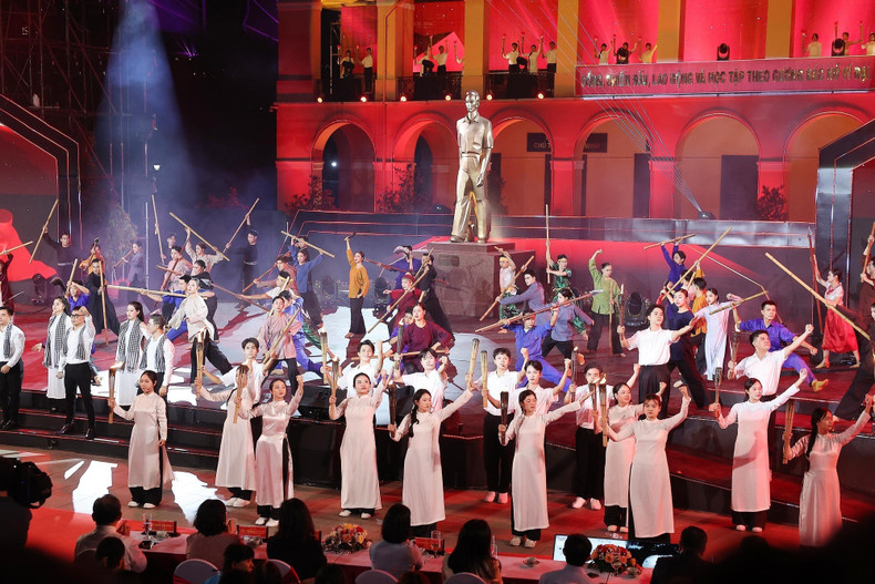 Vista de las actuaciones en el muelle de Nha Rong, en Ciudad Ho Chi Minh.
