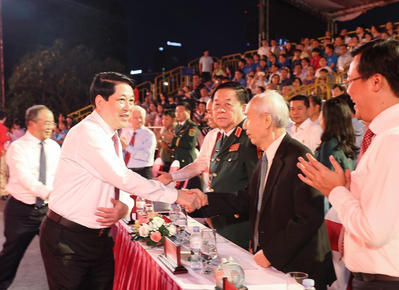 El presidente del país, Luong Cuong, asiste al programa en el muelle de Nha Rong, en Ciudad Ho Chi Minh, desde donde el joven patriota Nguyen Tat Thanh (un alias del Presidente Ho Chi Minh) se marchó en busca de un camino de salvación nacional.