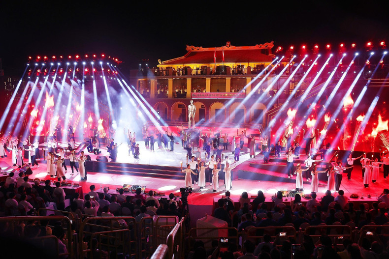 Vista de las actuaciones en el muelle de Nha Rong, en Ciudad Ho Chi Minh.