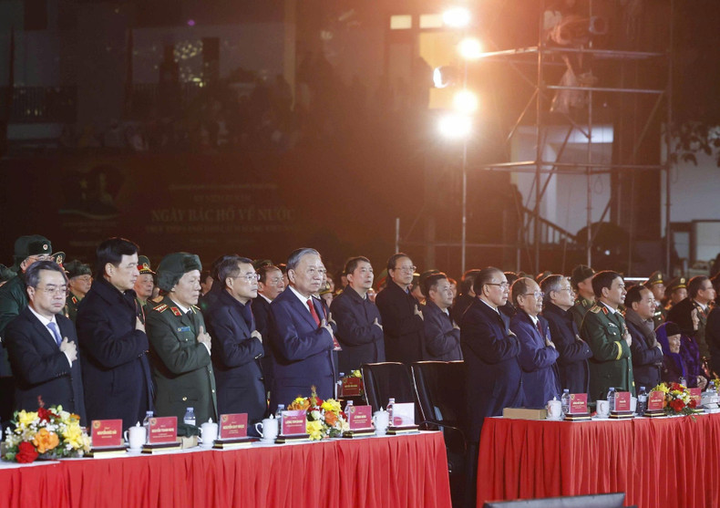 Los delegados en Cao Bang rinden homenaje al Presidente Ho Chi Minh.