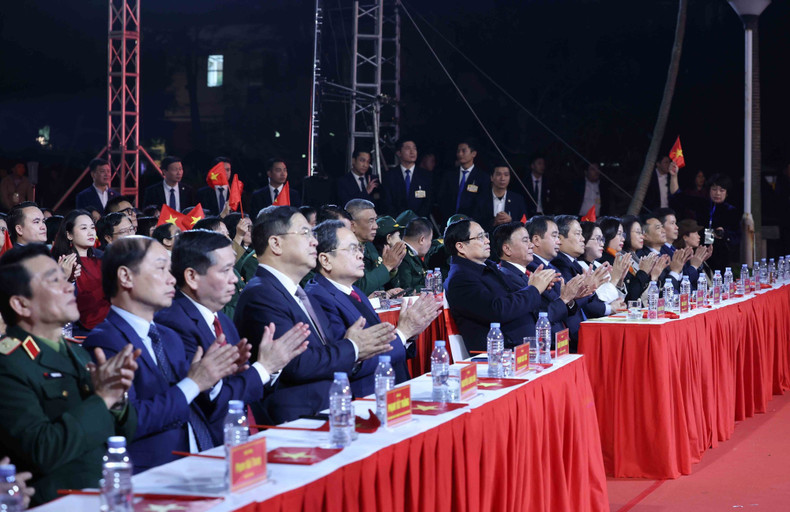 Dirigentes del Partido y del Estado presencian las celebraciones en Hanói.