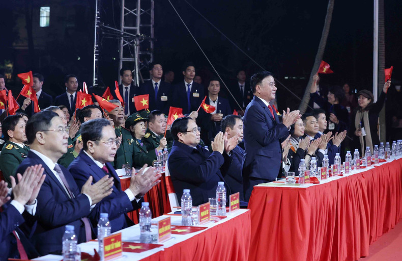 El miembro permanente del Secretariado del Comité Central del Partido, Tran Cam Tu, asiste al evento en Hanói.