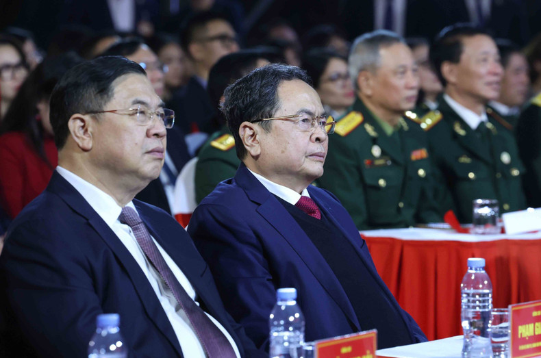 El presidente de la Asamblea Nacional, Tran Thanh Man, sigue el programa en Hanói.